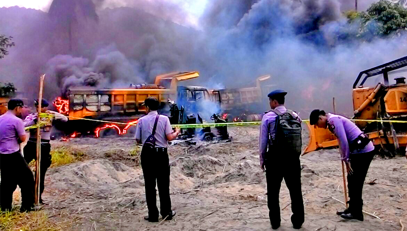 aksi pengrusakan dan pembakaran alat berat PT. KJJ, sumber foto (Hot News Batam)