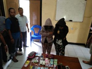 Tersangka IT dan DN ketika dibawa ke Sat Narkoba Polres Bima Kota bersama sejumlah barang bukti.