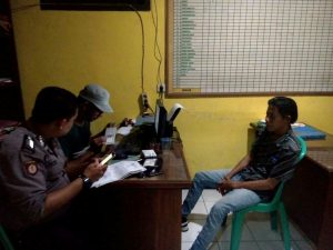 seorang pengemudi truk pengangkut miras tengah diperiksa di polsek parungkuda