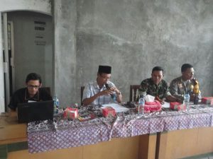 kades waru toing ariyanto saat pimpin rapat
