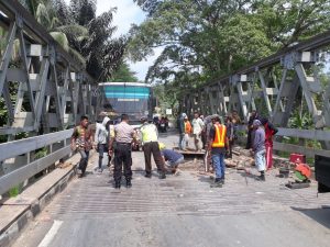 JELANG ARUS MUDIK, JEMBATAN WAY UMPU DIPERBAIKI (1)