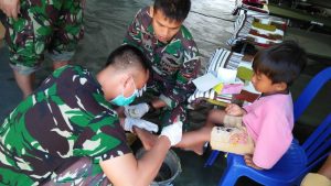 Marinir bantu korban gempa