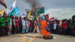 Demo-tolak-Omnibus-Law-Gorontalo-1024x576_resize_6
