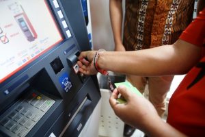 sukurin-dua-penjahat-spesialis-ganjal-mesin-atm-dibekuk-polisi-Pvn069K6yN